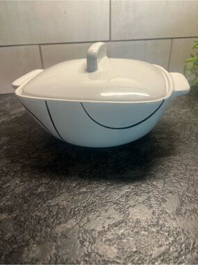 1-1/2 qt Corelle Square covered casserole. SIMPLE LINES OR FINE LINES.